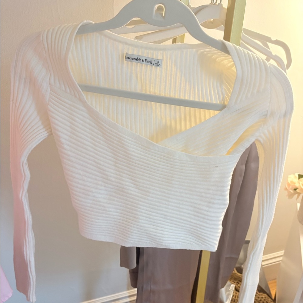 A&F CROPPED CROSSOVER SWEATER